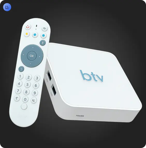 Técnico realizando conserto de receptor de TV
